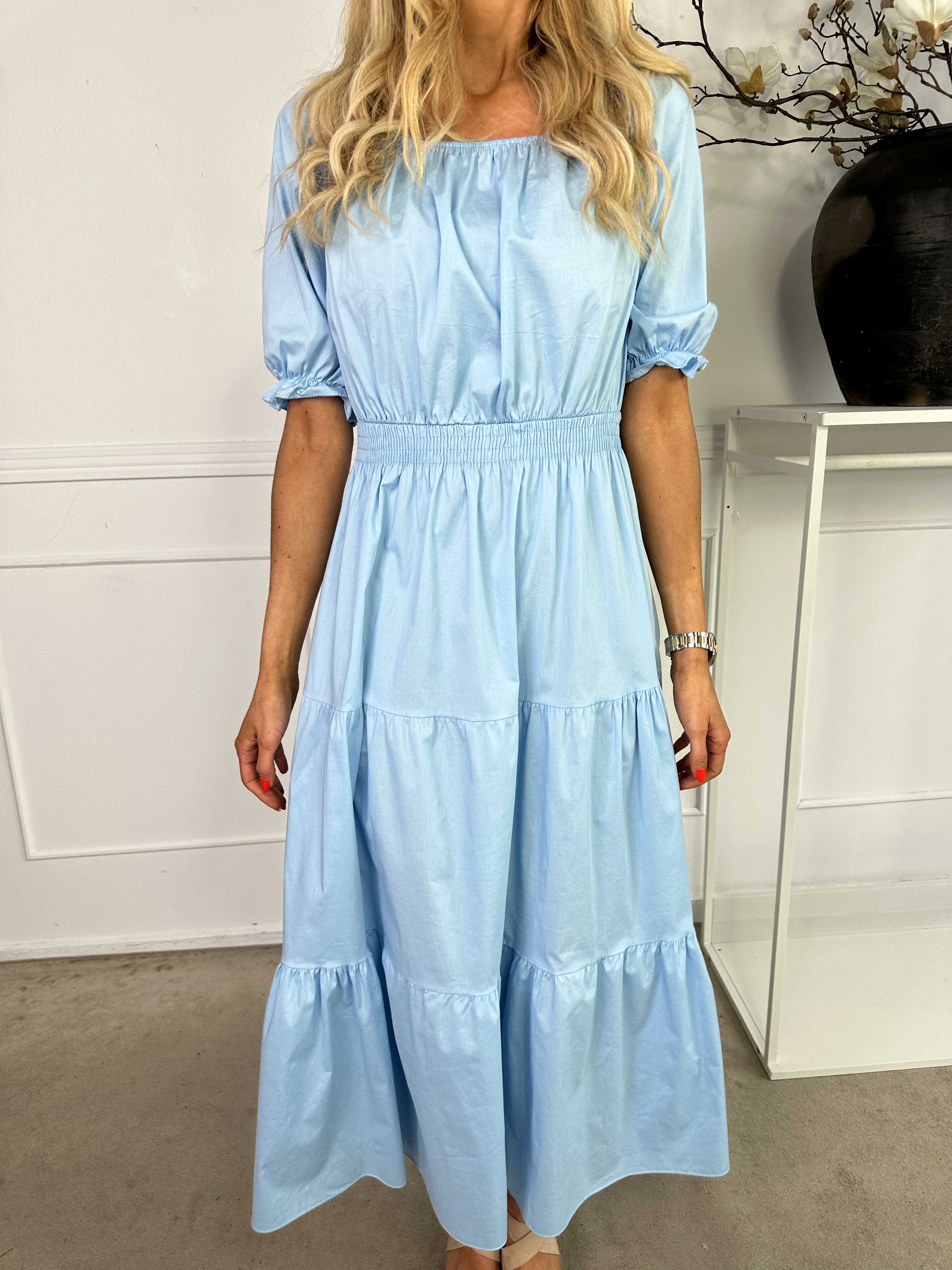 Kayce - Klänning i bomull med resår i halsringning och midja